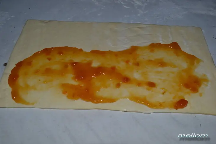 Слойки карамельные с сахаром и абрикосовым джемом: шаг 6