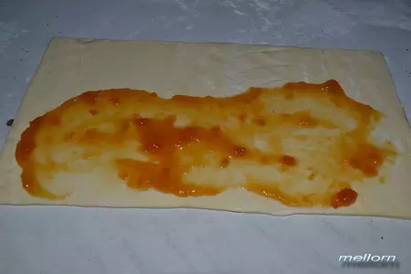 Слойки карамельные с сахаром и абрикосовым джемом: шаг 6