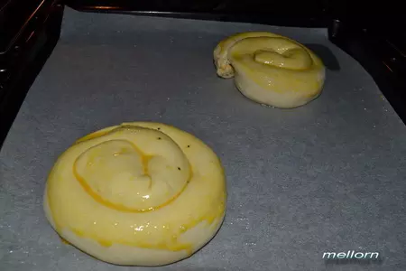 Слойки карамельные с сахаром и абрикосовым джемом: шаг 7