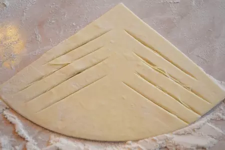 Мега-хрустящие слойки со сливами: шаг 5