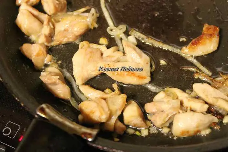 Рассыпчатый картофель с сыром и обжаренной курочкой: шаг 2