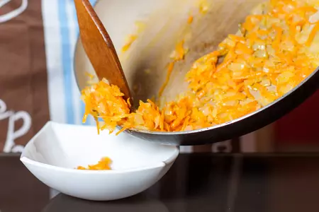 Гуляш из курицы в сливочном соусе с зеленым горошком: шаг 1