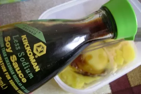 Омлет на дальневосточный лад с лососем, грибами и горошком: шаг 2
