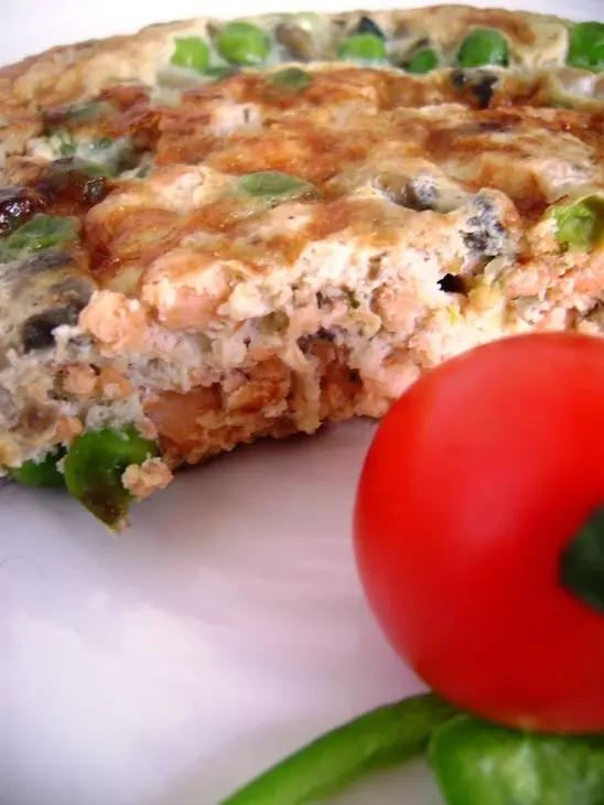 Омлет на дальневосточный лад с лососем, грибами и горошком: шаг 6