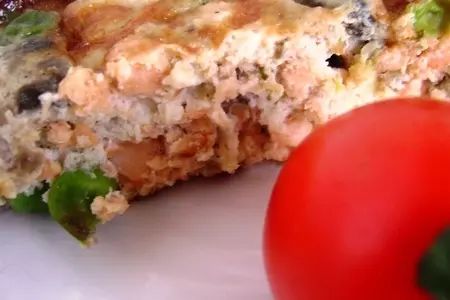 Омлет на дальневосточный лад с лососем, грибами и горошком: шаг 6