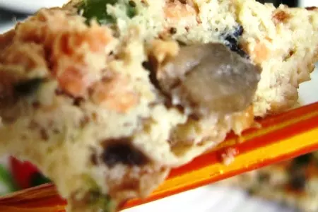 Омлет на дальневосточный лад с лососем, грибами и горошком: шаг 7