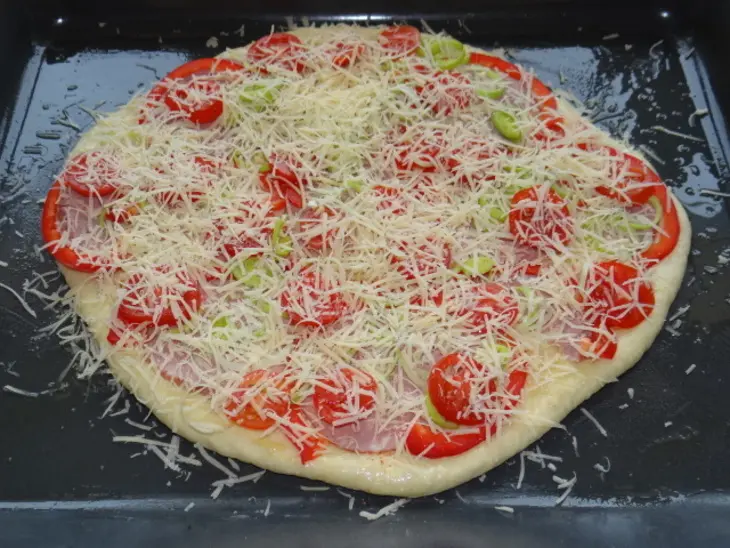 Пышки с творогом и колбасная пицца с овощами: шаг 5