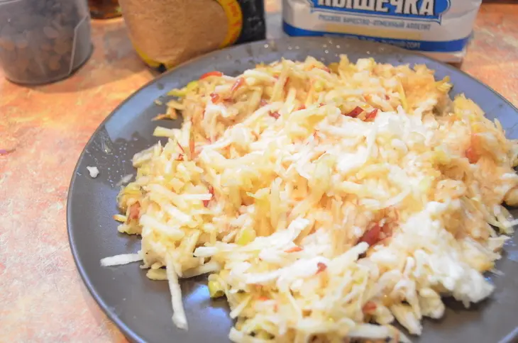 Яблочный пирог - перевертыш с орехами и изюмом: шаг 2
