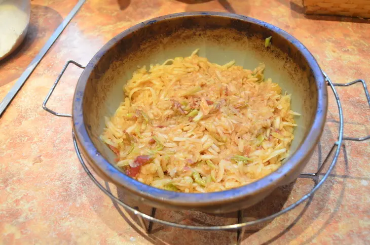Яблочный пирог - перевертыш с орехами и изюмом: шаг 5