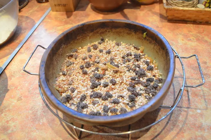 Яблочный пирог - перевертыш с орехами и изюмом: шаг 6