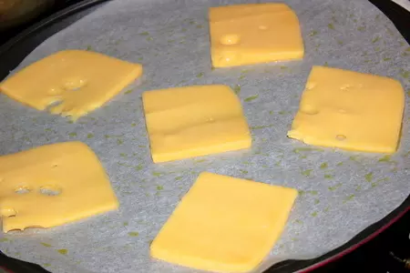 Салат из мяса краба с сырными чипсами: шаг 1