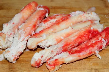 Салат из мяса краба с сырными чипсами: шаг 2
