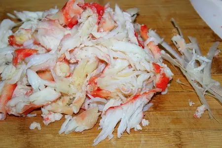 Салат из мяса краба с сырными чипсами: шаг 3