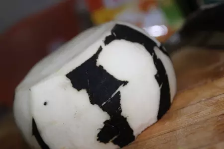 Салат из мяса краба с сырными чипсами: шаг 4