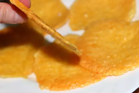 Салат из мяса краба с сырными чипсами: шаг 5