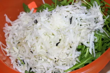 Салат из мяса краба с сырными чипсами: шаг 6