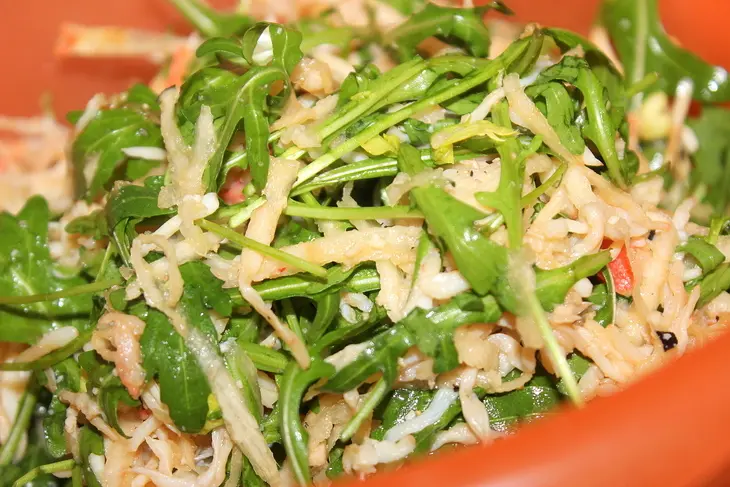 Салат из мяса краба с сырными чипсами: шаг 8