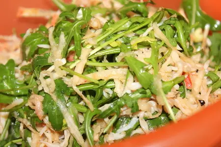 Салат из мяса краба с сырными чипсами: шаг 8