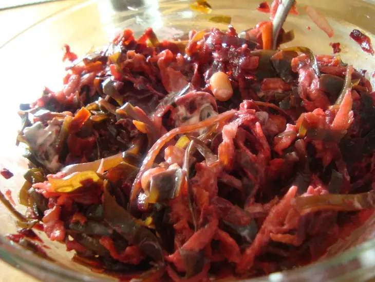 Салат из морской капусты со свёклой.: шаг 3
