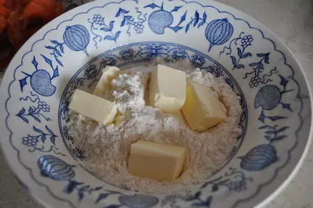 Крамбл с рыбой под белым соусом: шаг 1
