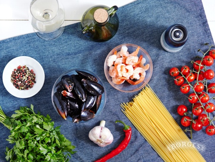 Спагетти с морепродуктами и томатами черри: шаг 1