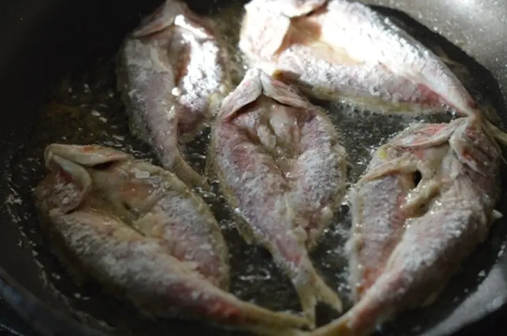 Барабулька с помидорами и маслинами: шаг 2