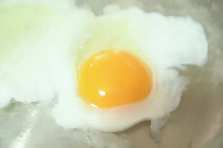 Яйца в мацони: шаг 1