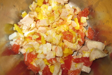 Авокадо с курицей, яйцом и грейпфрутом.: шаг 2