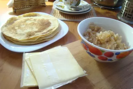 Блинчики на минеральной воде с капустой,сыром для сэндвичей.: шаг 7