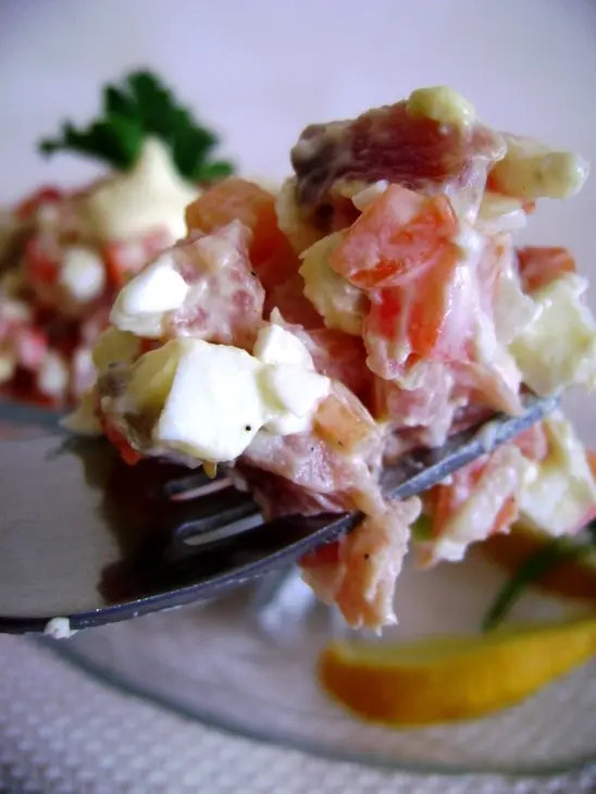 Салат с морковью и красной рыбой.: шаг 8