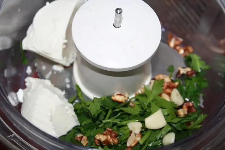Паста с бархатным сырным соусом с петрушкой и орехами: шаг 1