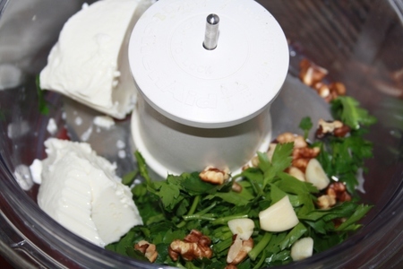 Паста с бархатным сырным соусом с петрушкой и орехами: шаг 1