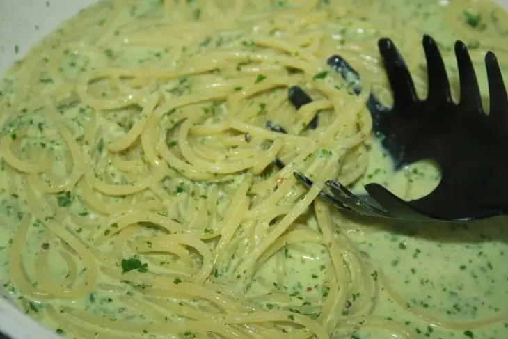 Паста с бархатным сырным соусом с петрушкой и орехами: шаг 6