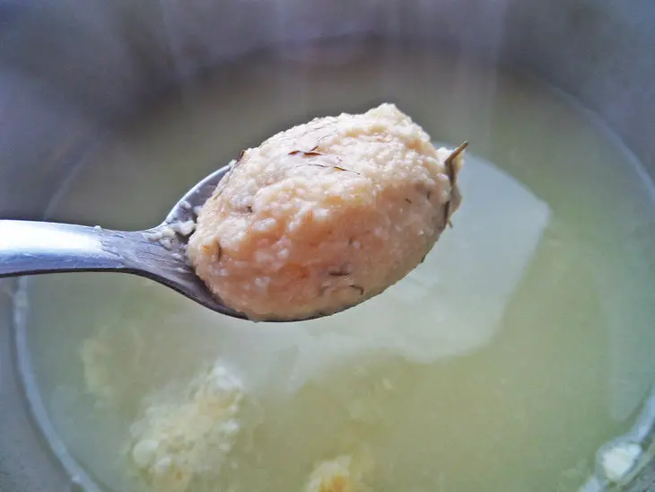 Бульон с клёцками из манки и кукурузы: шаг 6
