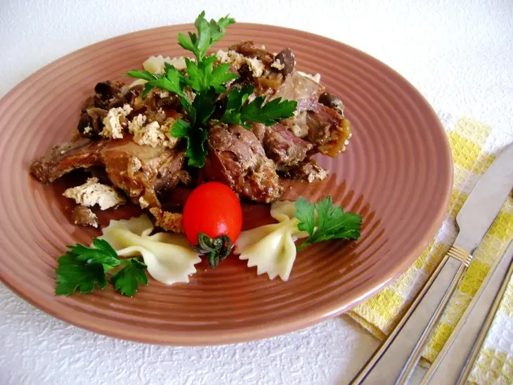 Кролик с грибами в сметане. вкусная  классика.: шаг 4