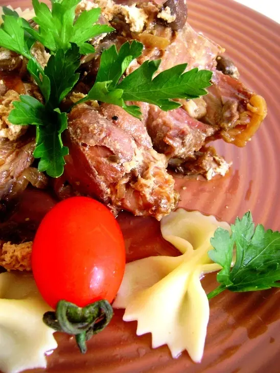 Кролик с грибами в сметане. вкусная  классика.: шаг 5