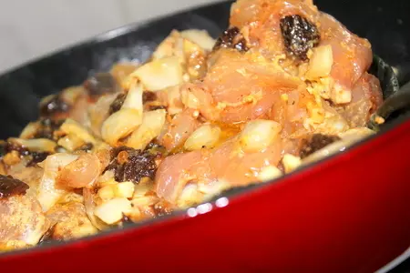Острая курица с горчицей и черносливом. ужин для взрослых за 30 минут.: шаг 1