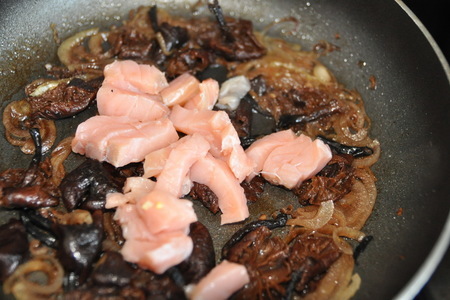 Фарфалле с лососем и грибами: шаг 5