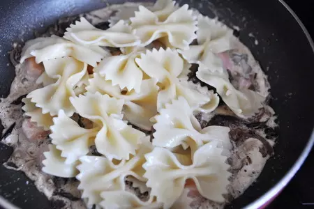Фарфалле с лососем и грибами: шаг 7