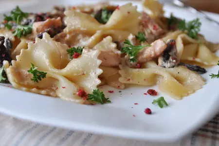 Фарфалле с лососем и грибами: шаг 9