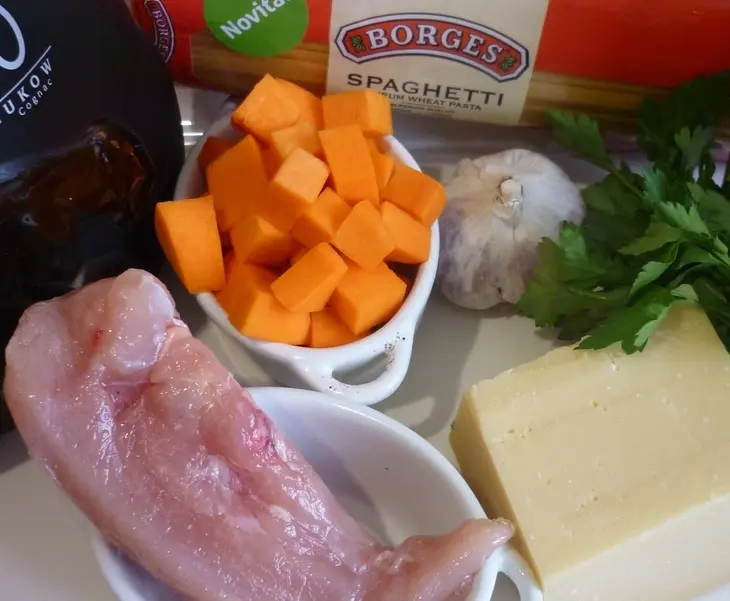 Спагетти в соусе из  тыквы и куриной грудки,с трюфельным маслом и бренди: шаг 1