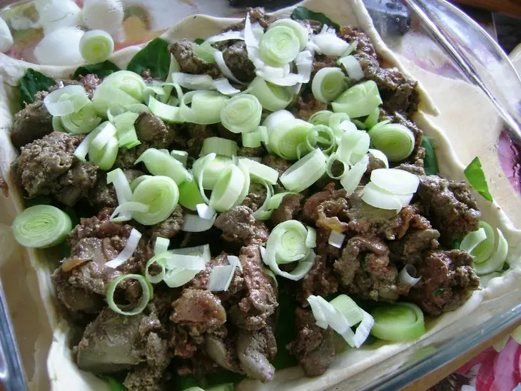 Пирог с куриной печенкой, сыром, перепелиными яйцами и пореем.: шаг 1