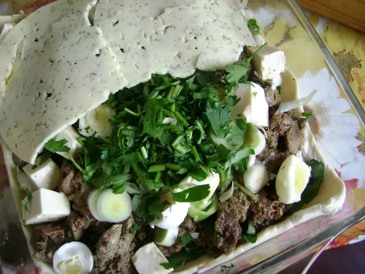 Пирог с куриной печенкой, сыром, перепелиными яйцами и пореем.: шаг 2