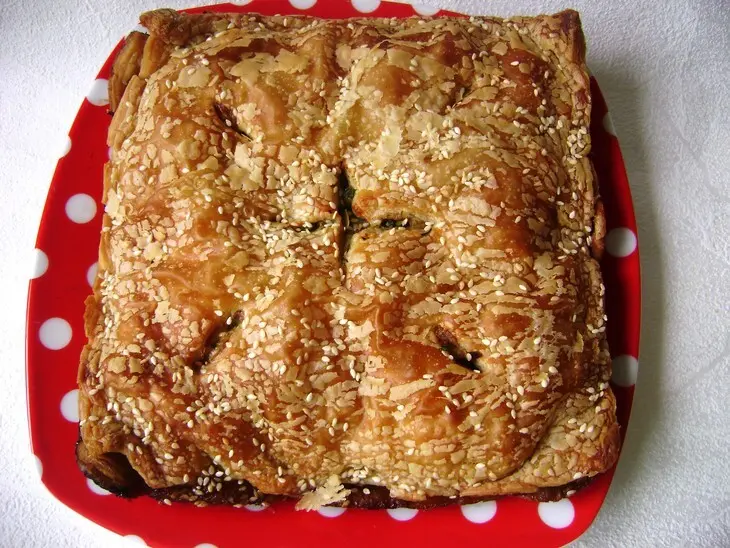 Пирог с куриной печенкой, сыром, перепелиными яйцами и пореем.: шаг 4