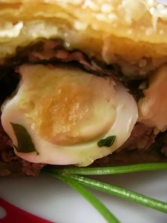 Пирог с куриной печенкой, сыром, перепелиными яйцами и пореем.: шаг 5