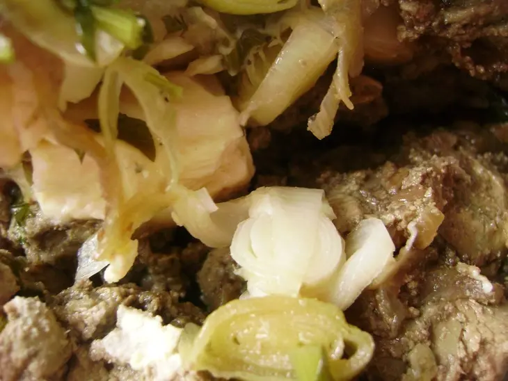 Пирог с куриной печенкой, сыром, перепелиными яйцами и пореем.: шаг 6