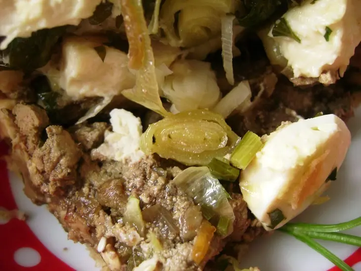 Пирог с куриной печенкой, сыром, перепелиными яйцами и пореем.: шаг 7