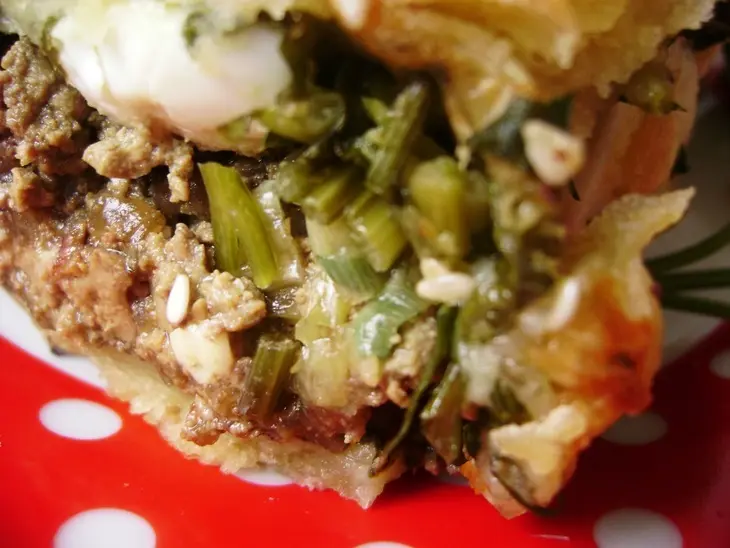 Пирог с куриной печенкой, сыром, перепелиными яйцами и пореем.: шаг 8