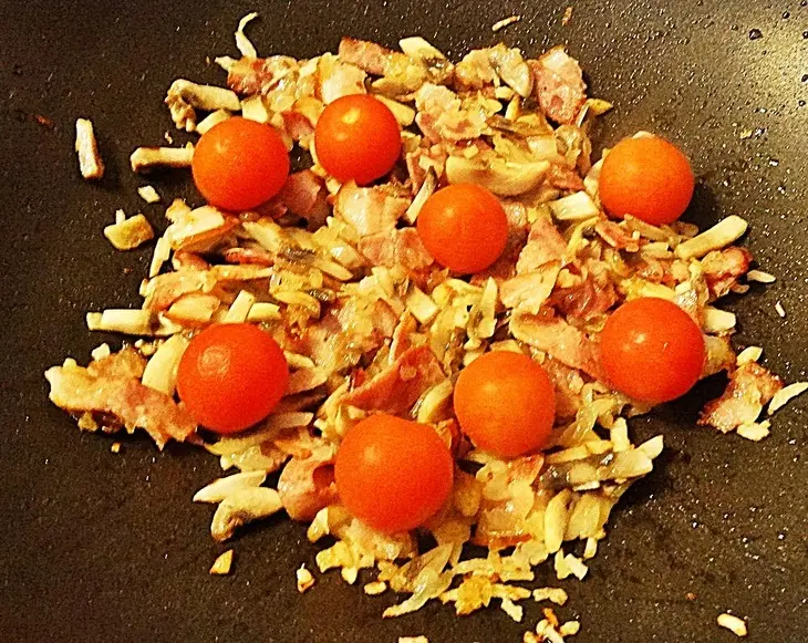 Паста фузилли с беконом и грибами.: шаг 4