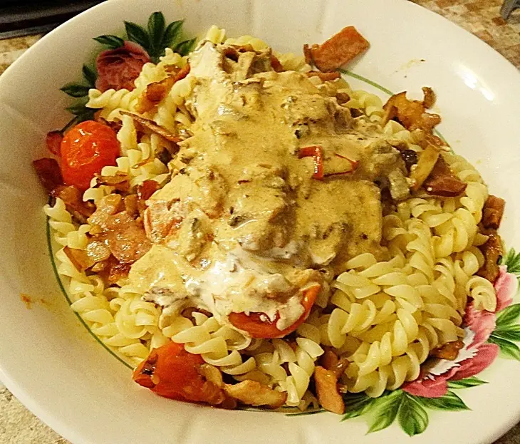 Паста фузилли с беконом и грибами.: шаг 8